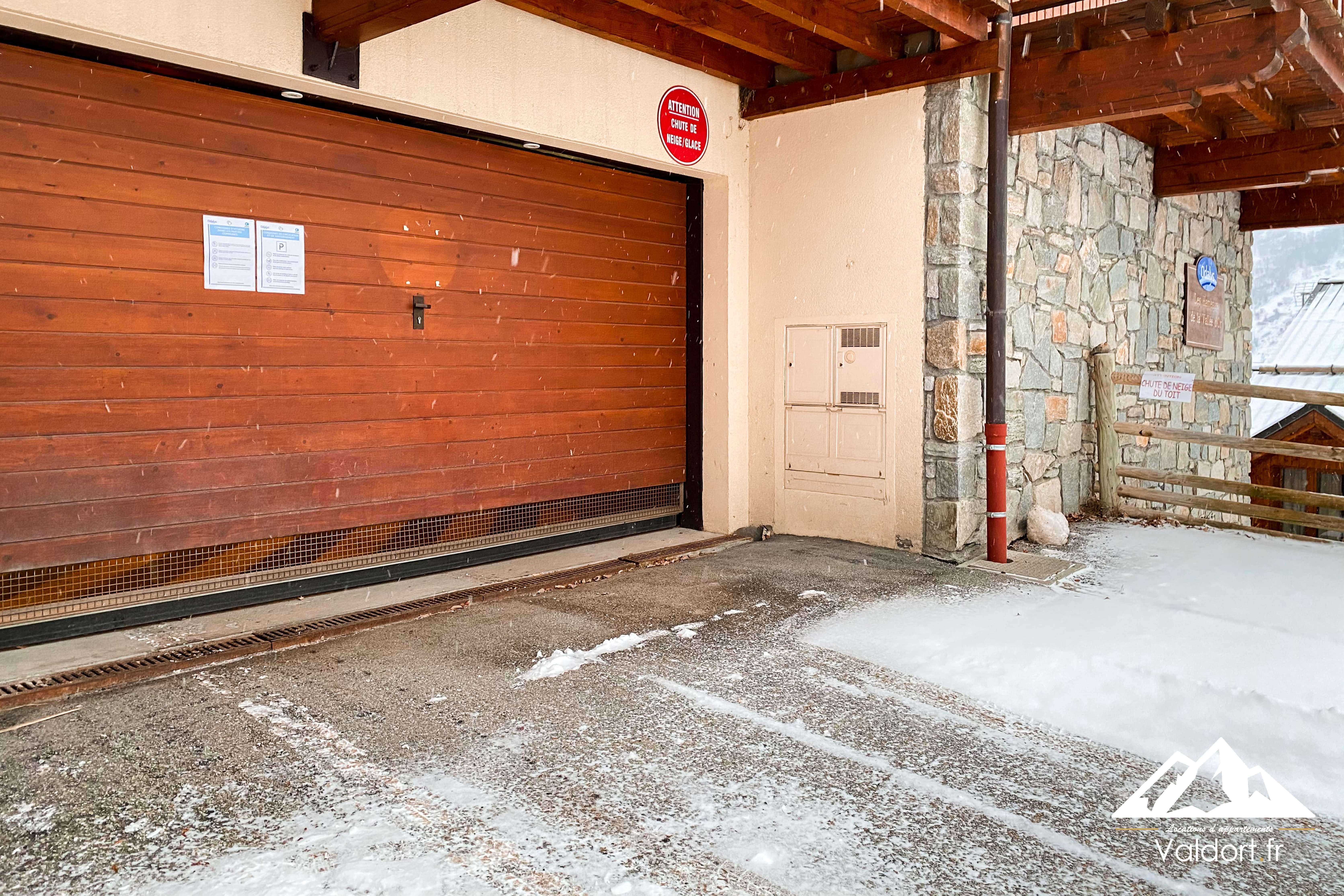 Porte d'entrée du garage